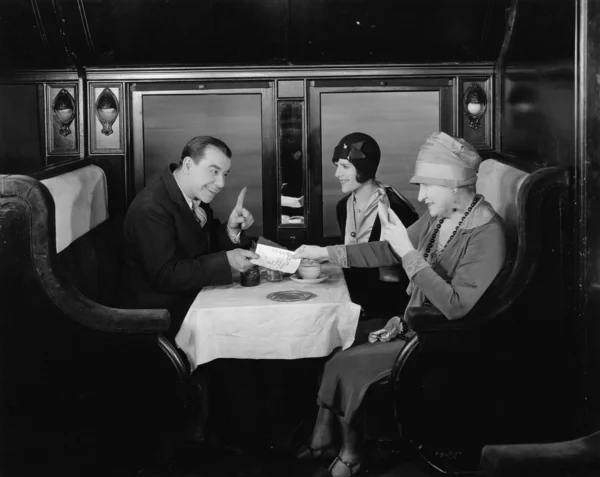 Pegando a guia no trem vagão de jantar — Fotografia de Stock