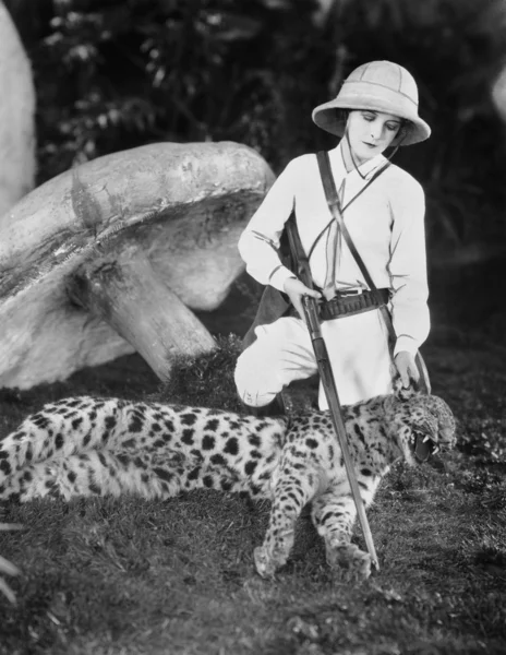 Γυναίκα κυνηγός με νεκρά λεοπάρδαλη — Φωτογραφία Αρχείου