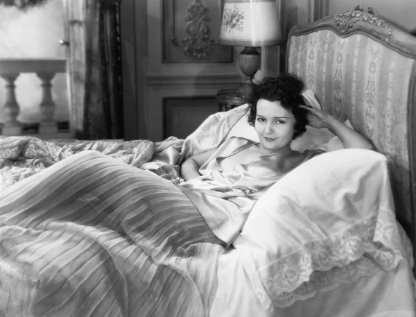 Retrato de mulher na cama — Fotografia de Stock