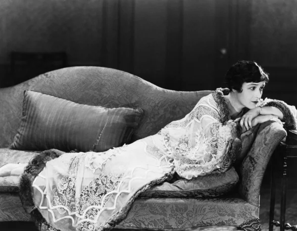 Γυναίκα ξαπλωμένη στον καναπέ — Φωτογραφία Αρχείου