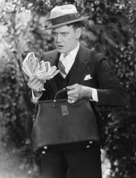 Человек с сумкой, полной денег — стоковое фото