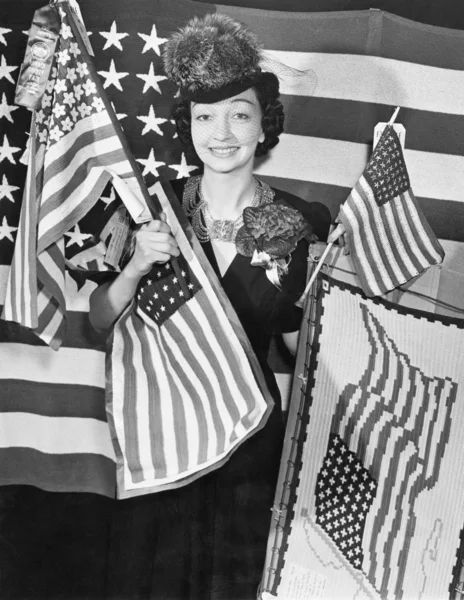 Vrouw met Amerikaanse vlaggen — Stockfoto
