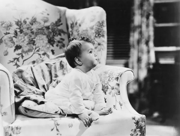 肘掛け椅子に座っている赤ちゃん — ストック写真