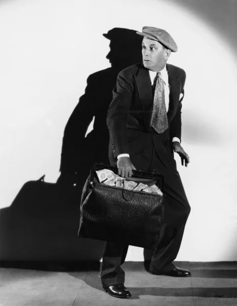 Besorgter Mann mit Tasche mit Bargeld — Stockfoto