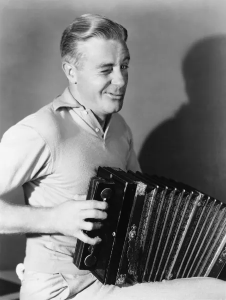 Winking man jouer de l'accordéon — Photo