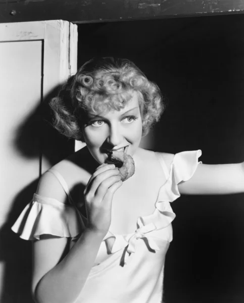 Ritratto di donna che mangia ciambella — Foto Stock