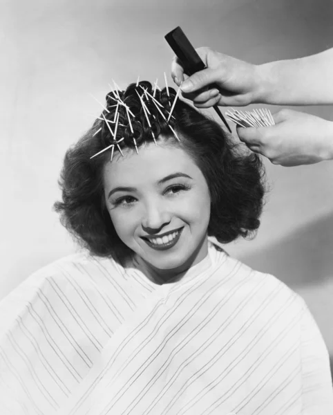 Πορτραίτο γυναίκας, έχοντας τα μαλλιά στυλ — Φωτογραφία Αρχείου