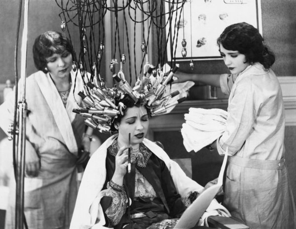 Mujer teniendo pelo hecho en el salón — Foto de Stock