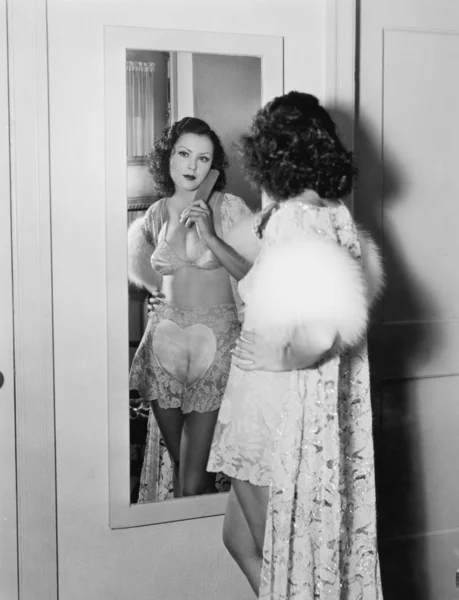 Frau im Spiegel trägt Dessous — Stockfoto