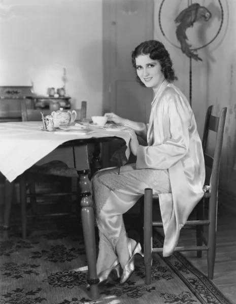 Πορτραίτο γυναίκας που έχοντας το γεύμα στο τραπέζι — Φωτογραφία Αρχείου