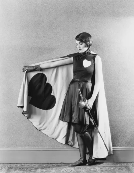 Mulher lutadora de espada usando capa com corações — Fotografia de Stock