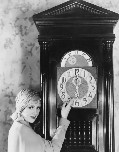 Woman with grandfather clock at midnight — Stock Photo, Image