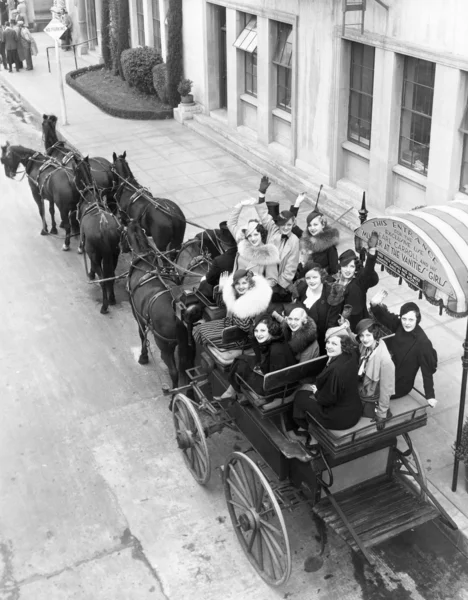 Gruppo di donne in carrozza trainata da cavalli — Foto Stock