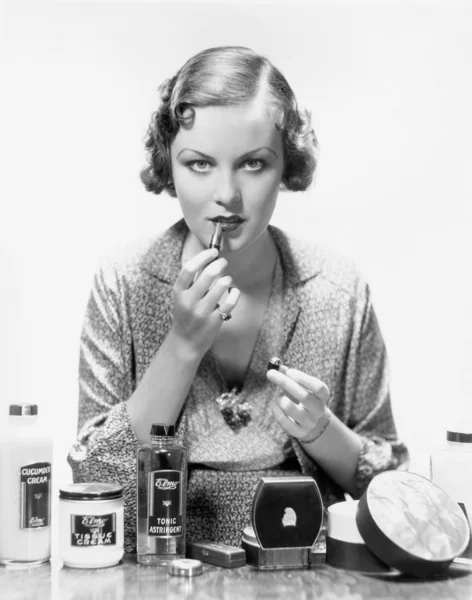 Vrouw toepassing van cosmetica — Stockfoto