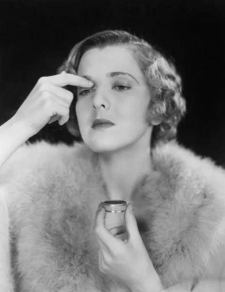 Retrato de mujer aplicando maquillaje — Foto de Stock