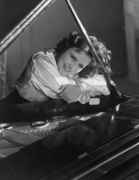 Πορτραίτο γυναίκας που ακουμπά στο πιάνο — Φωτογραφία Αρχείου