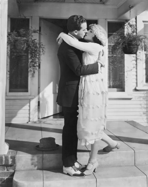 前门廊上接吻的情侣 — 图库照片