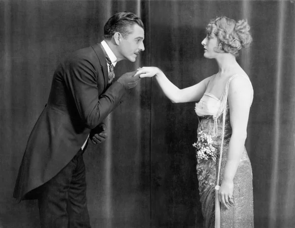 Man kissing womans hand — Stock Photo, Image