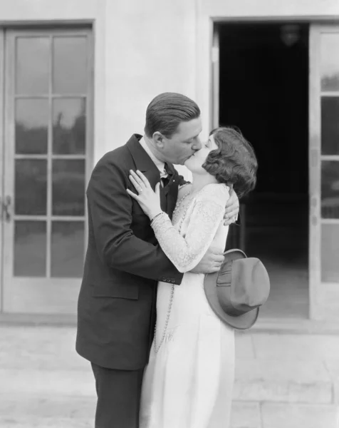 Par kyssas utanför — Stockfoto