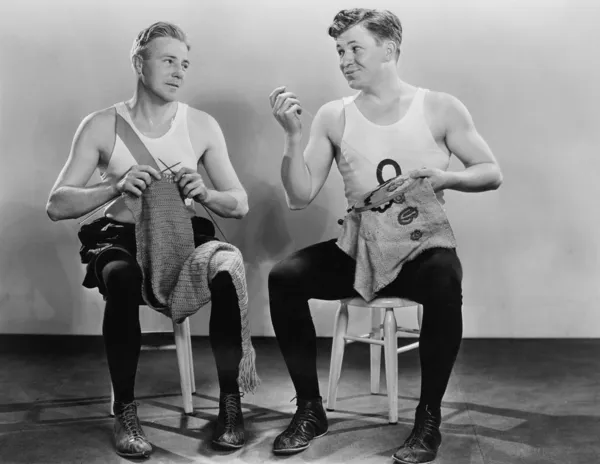 Zwei Männer, die stricken und nähen — Stockfoto