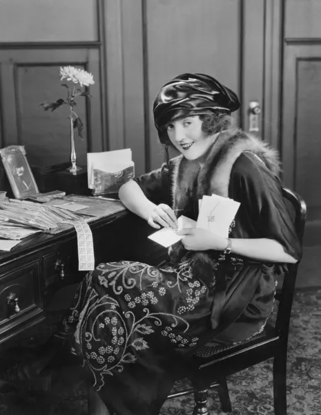 Retrato de mujer en el escritorio con letras — Foto de Stock