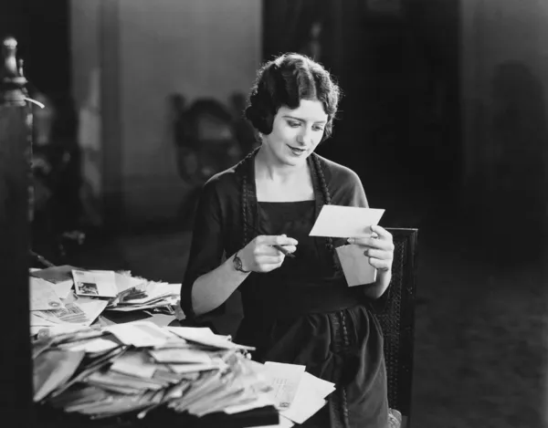 Kadın ile yığın posta mektup okuma — Stok fotoğraf