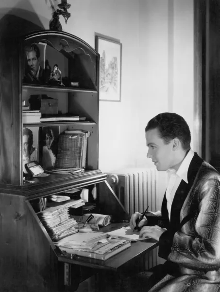 Hombre escribiendo carta en el escritorio — Foto de Stock