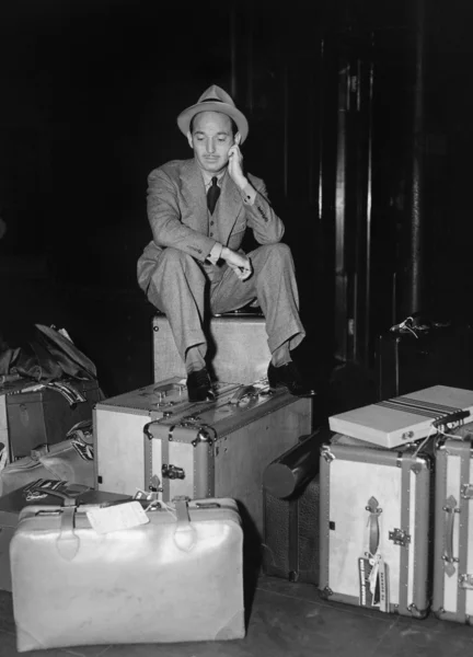 Hombre sentado con equipaje — Foto de Stock