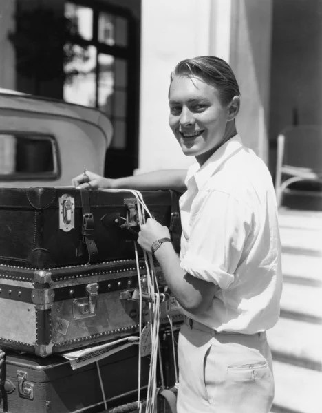 Πορτρέτο του ανθρώπου δέσμευσης αποσκευών — Φωτογραφία Αρχείου