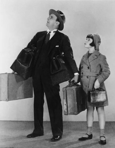 Far och dotter med bagage — Stockfoto