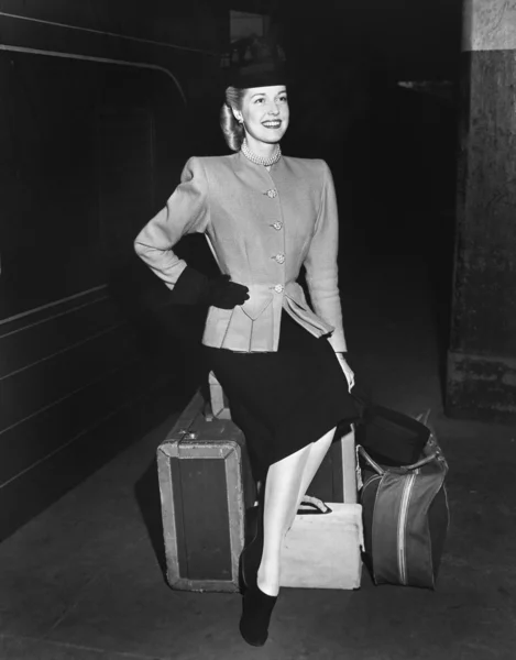 Porträt einer Frau mit Gepäck — Stockfoto