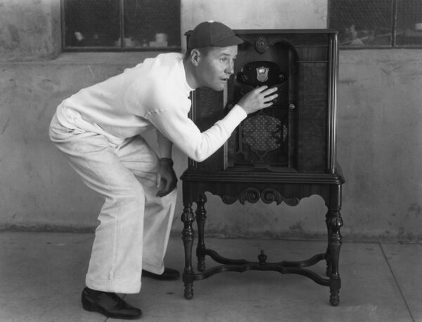 Человек слушает радио
