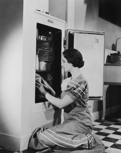 Frau mit Kühlschrank — Stockfoto