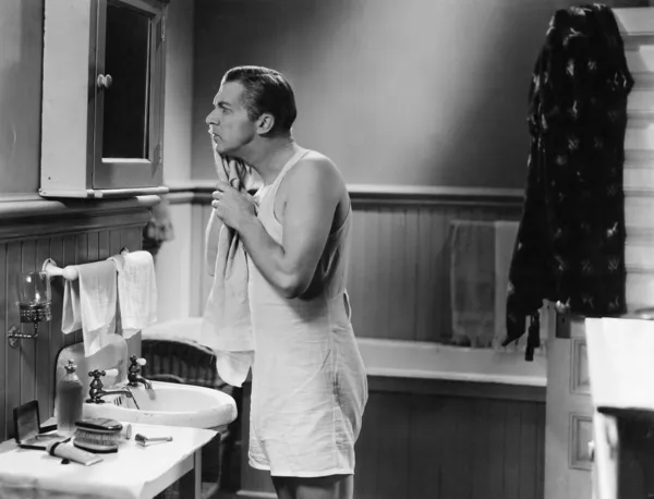 男子在浴室里的镜子 — 图库照片