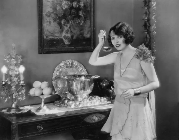 柄杓と茶碗を持つ女の肖像 — ストック写真