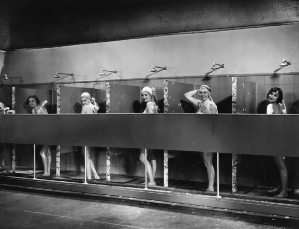 Wiersz kobiet w publiczny prysznice — Zdjęcie stockowe