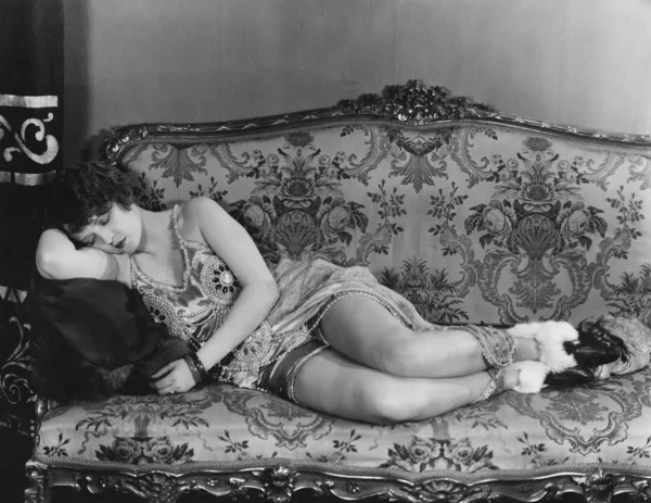 Женщина спит на диване — стоковое фото