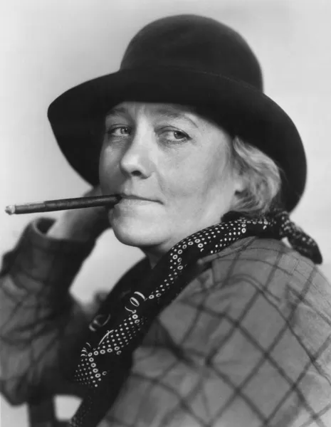 Portrait of woman smoking cigar — Stock Photo, Image