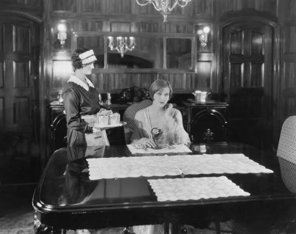 Služka sloužící žena u stolu — Stock fotografie