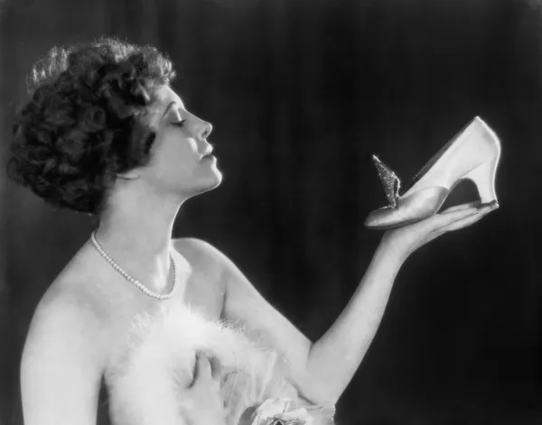 Žena hospodářství boty — Stock fotografie
