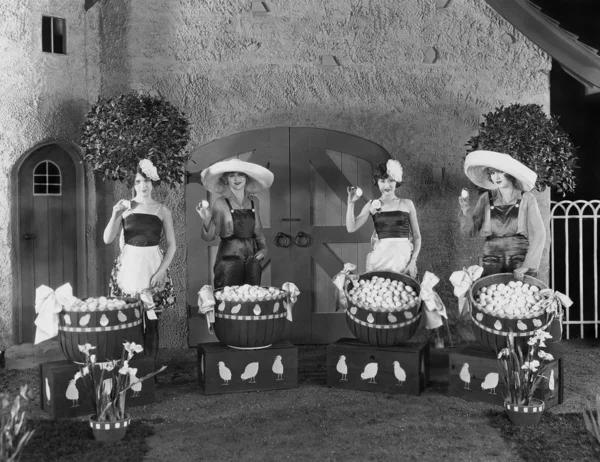 Mulheres posando com enormes cestas de ovos — Fotografia de Stock