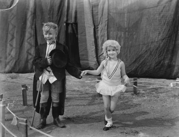 Mały chłopiec i dziewczynka ubrana — Zdjęcie stockowe