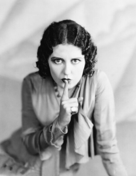 Портрет женщины, шикающей
