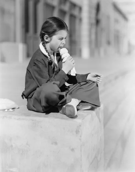 Porträtt av flicka äter glasstrut — Stockfoto