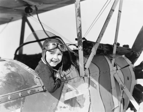 Mały chłopiec w kokpicie samolotu — Zdjęcie stockowe