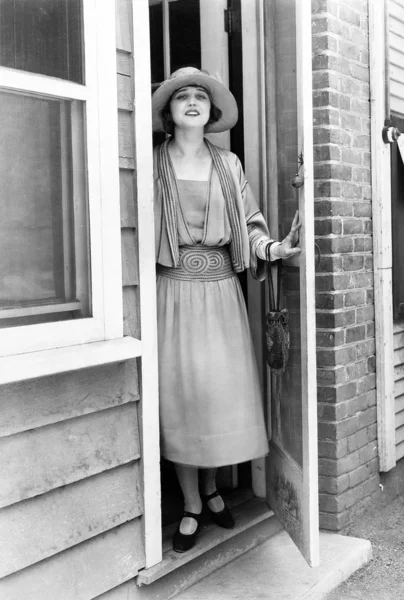 Πορτραίτο γυναίκας σε πόρτα — Φωτογραφία Αρχείου