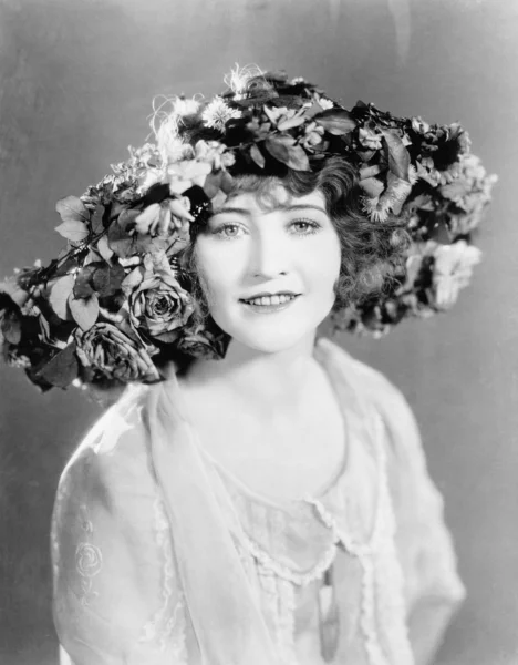 Retrato de mujer con sombrero de flores — Foto de Stock