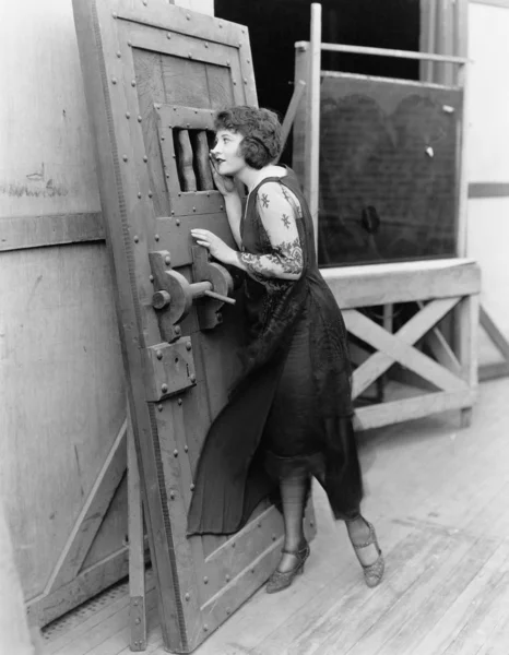 Vrouw met zware deur — Stockfoto