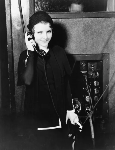 Retrato de mulher usando telefone — Fotografia de Stock