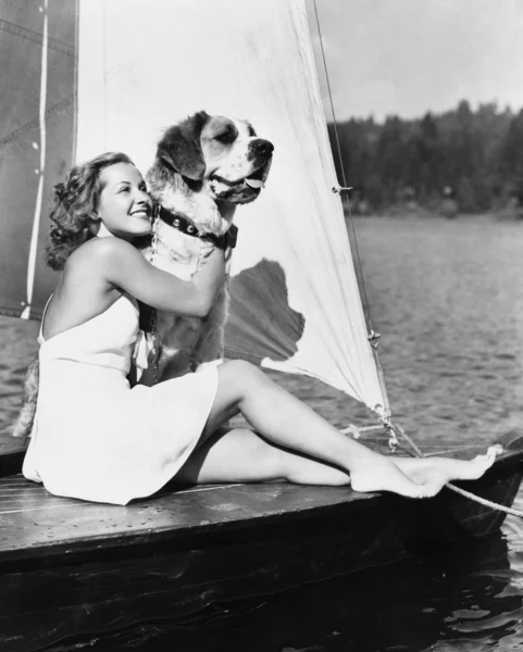 Kadın ve köpek yelkenli üzerinde — Stok fotoğraf